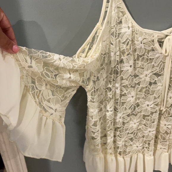 Beautiful  cream cold shoulder blouse M - Picture 3 of 6